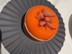 葡萄柚草莓萨伐仑松饼-潮一不贰·法式甜品·生日蛋糕·西式简餐(外滩店)