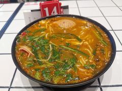 招牌炸酱酸辣米线-肥汁米蘭香港米线(长宁来福士店)