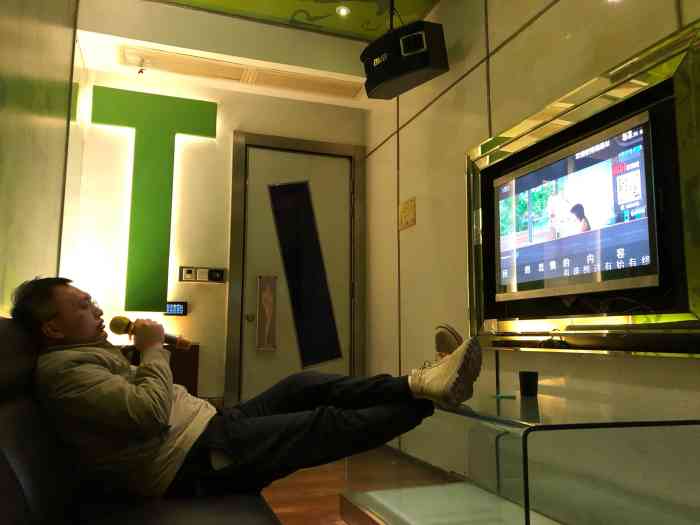 麦歌主题ktv-"同学聚会,挑了最大的包间,里面还有麻将机.