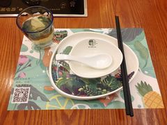餐具摆设-樾餐厅泰式海鲜火锅(民歌湖店)