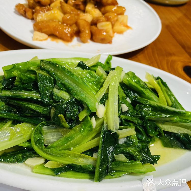 有很多当地人也来这儿吃 啤酒鱼是招牌，都是活鱼现sha