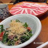 这家日料店真是小而精致，氛围温馨。食材新鲜