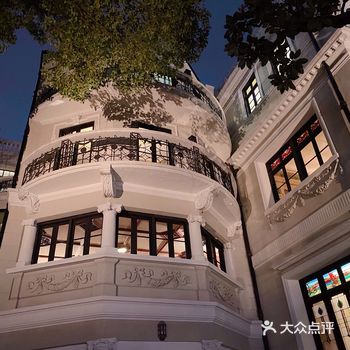 最後儼然成為了榮宅這一宅邸的主人…