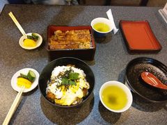 我們叫了兩份套餐，&nbsp;我的套餐是有蛋的鰻魚飯-木津卸壳市场