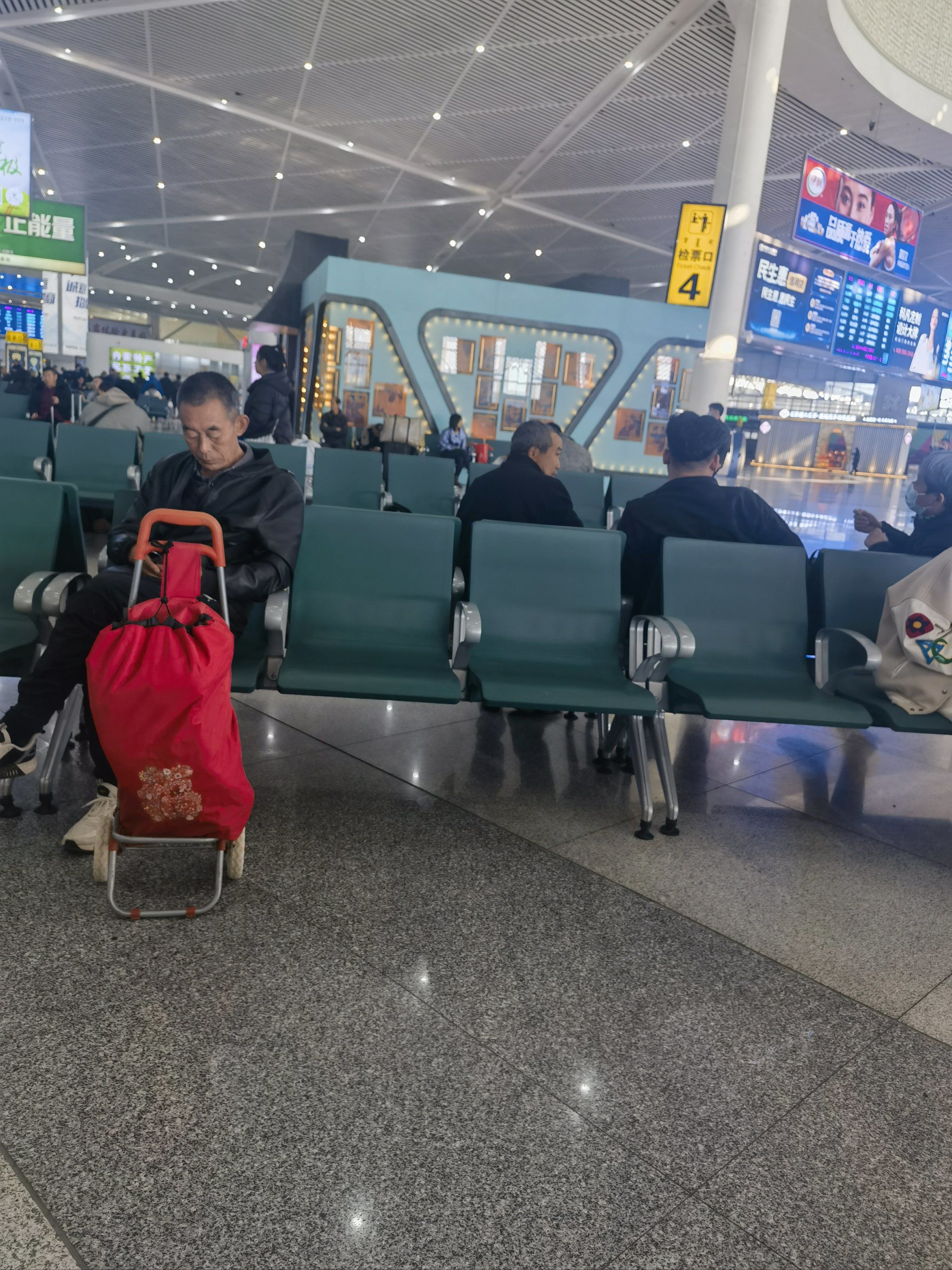 走进呼和浩特东站,空间宽敞,光线明亮