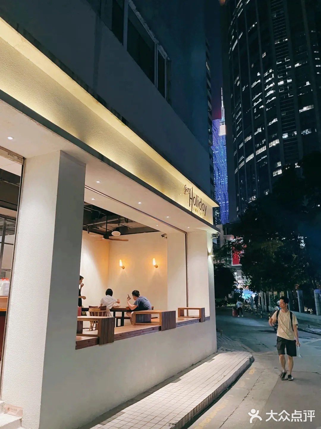 夹脚鞋与鱼子酱