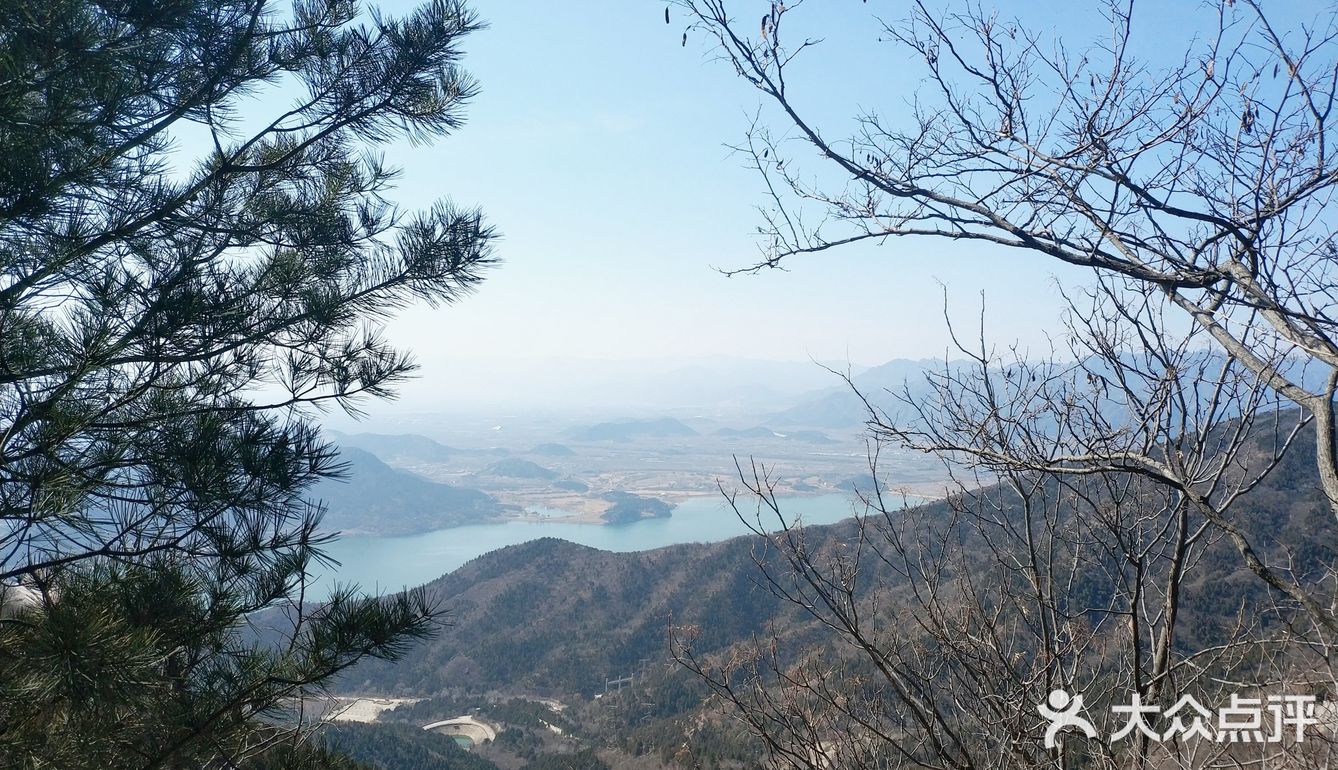 偶然间发现，莽山公园和天池相邻，而且还相通