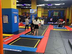 -爱蹦iBOON蹦床运动馆(江汉店)