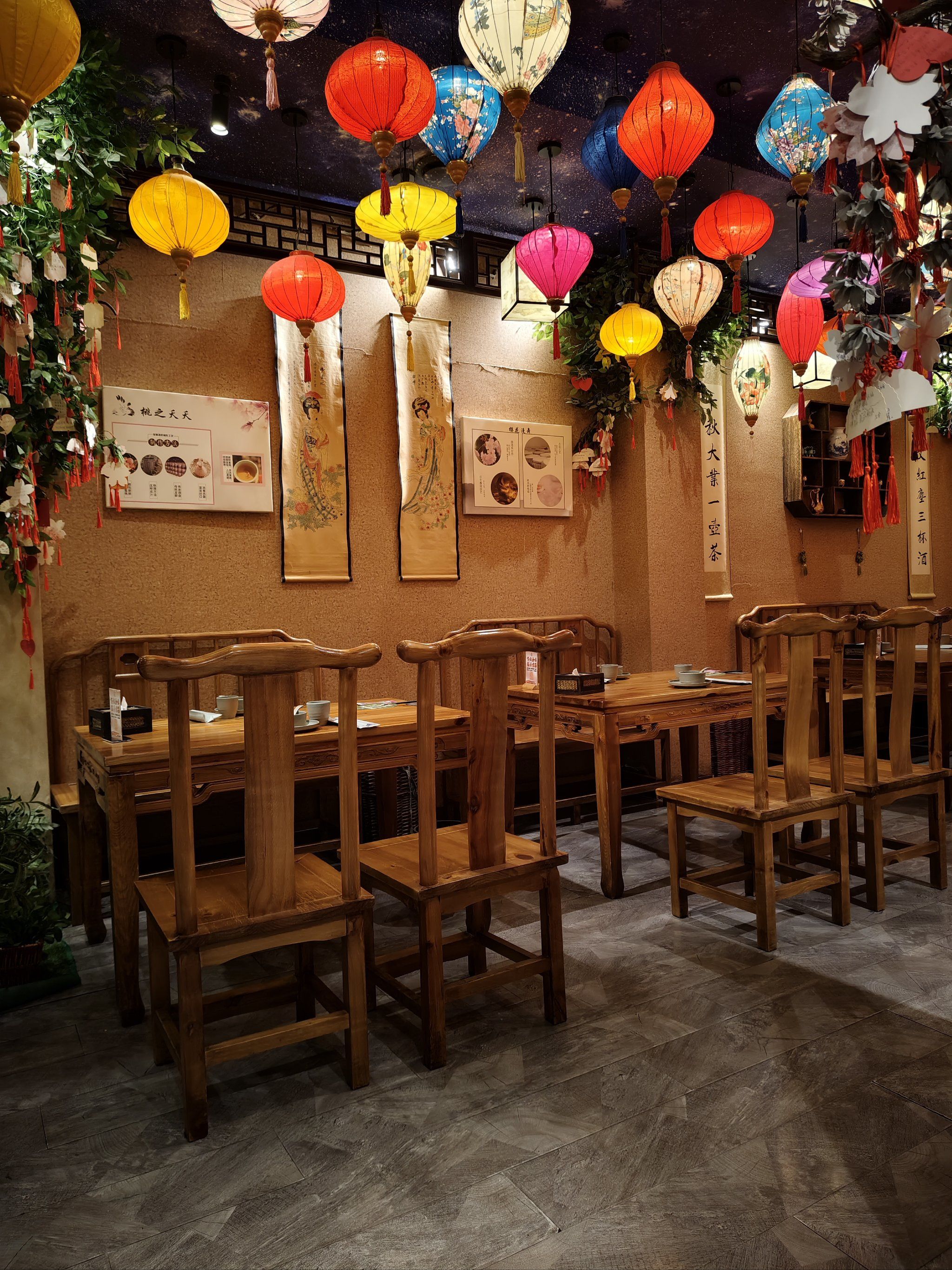 店内装修风格古色古香,充满了浓郁的中式韵