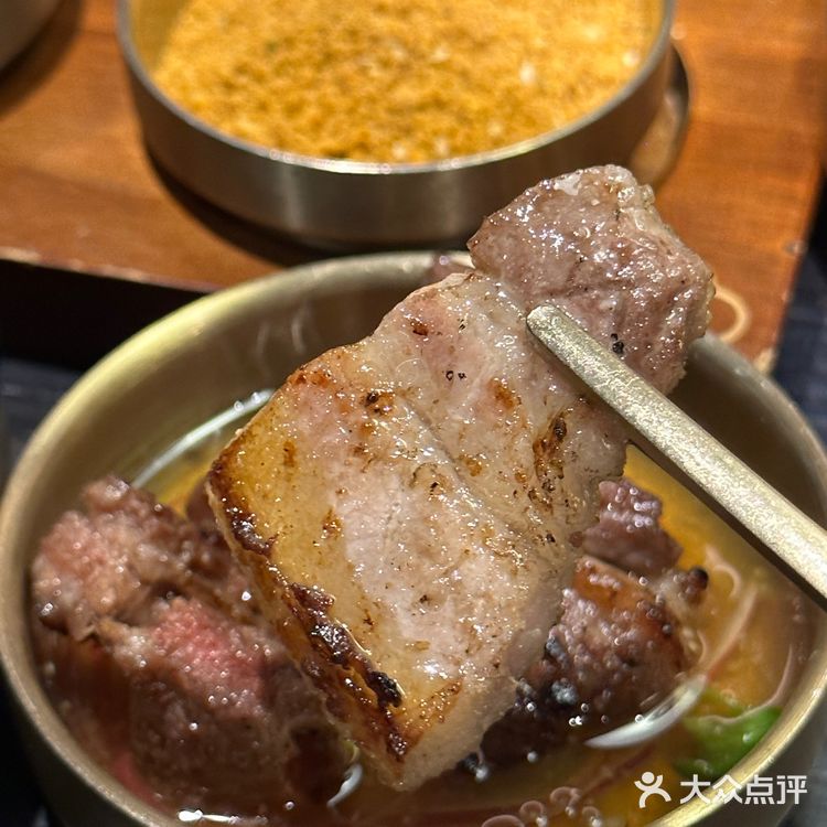 这家烤肉店万圣节氛围💯