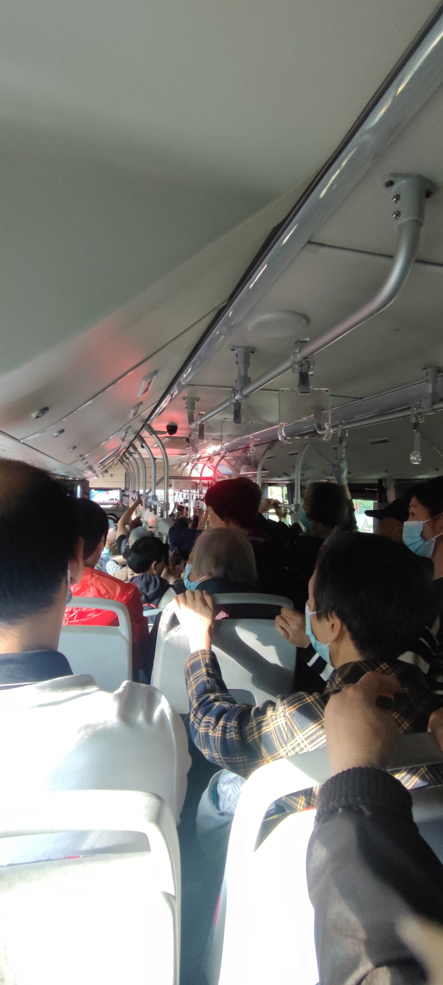 上班的和上香的挤满公交车