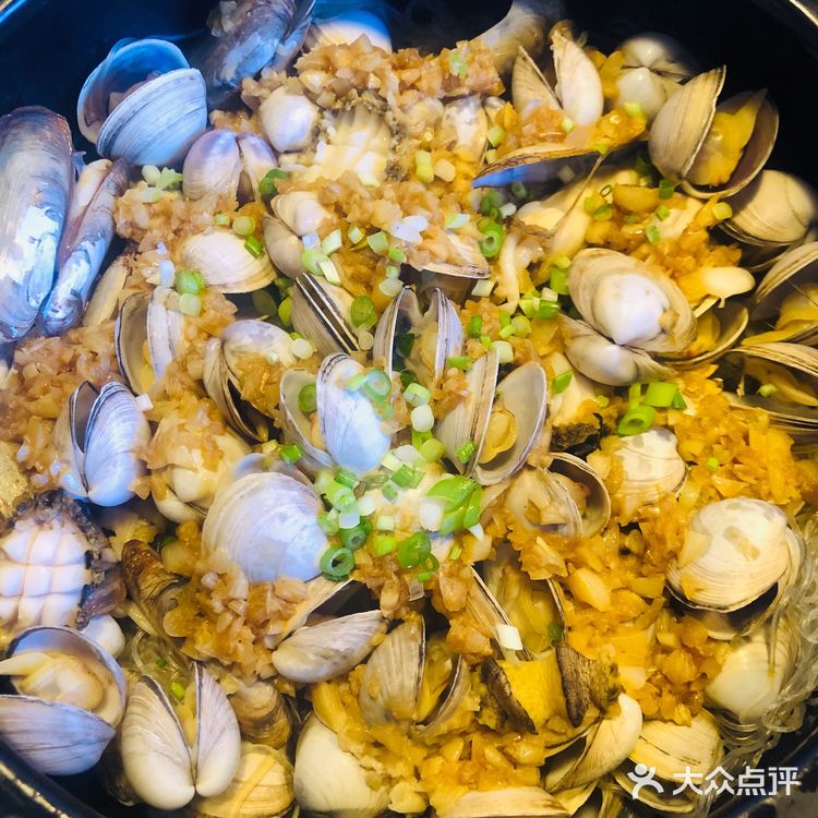 蒜蓉海鲜锅 步骤: ️海鲜处理:贝壳类清洗干净、蛏子