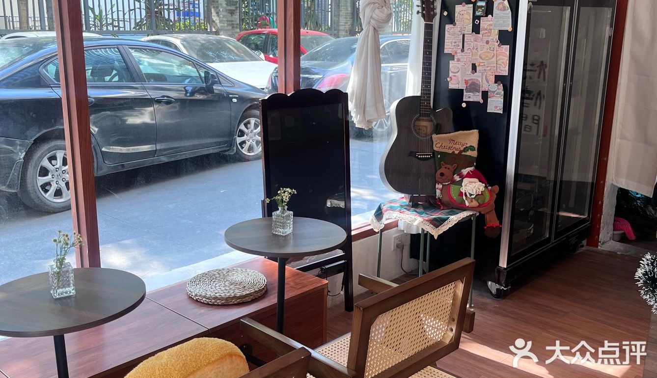 ㅤ 值得一试就是他们家甜品，圣诞树和蓝莓塔一点都不踩雷！