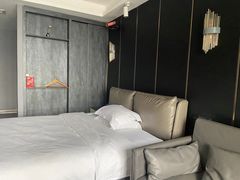 -欧辰国际酒店(重庆欢乐谷轻轨站店)