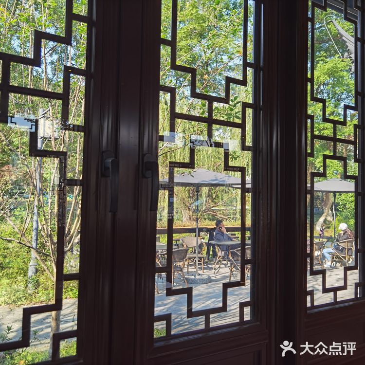 正应了上海爷叔那句话：“现在喝咖啡，更多的是喝情怀”[调皮]