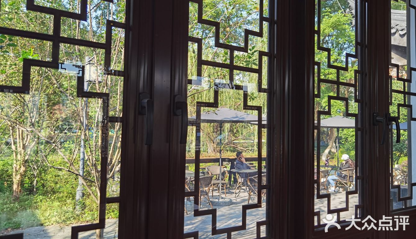 正应了上海爷叔那句话：“现在喝咖啡，更多的是喝情怀”[调皮]