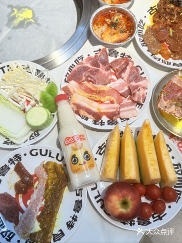 自助区的配菜也很能打，新鲜水果，期待值直接满足