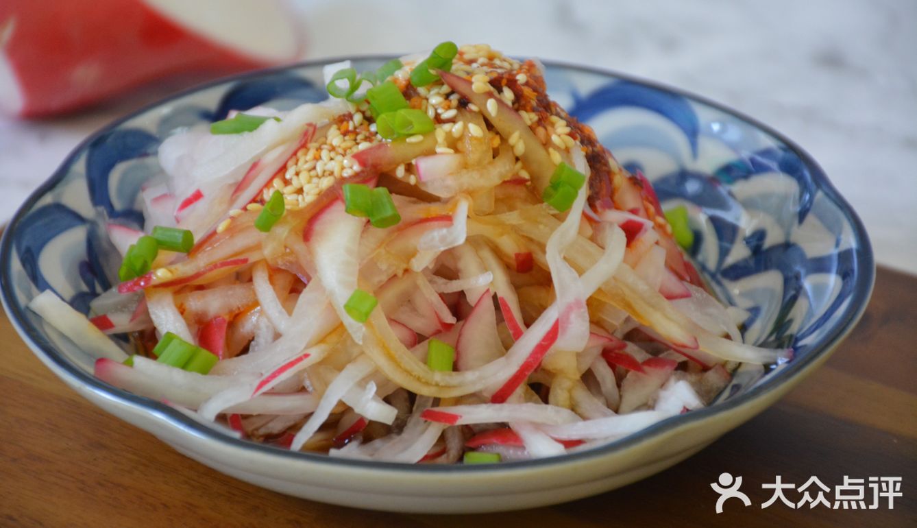 萝卜丝 冬天菜市场不到6点就已经亮起了路灯