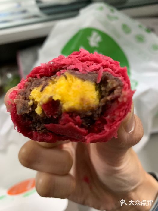 十三不靠·球酥点心(台东昆明路店)玫瑰蛋黄酥图片