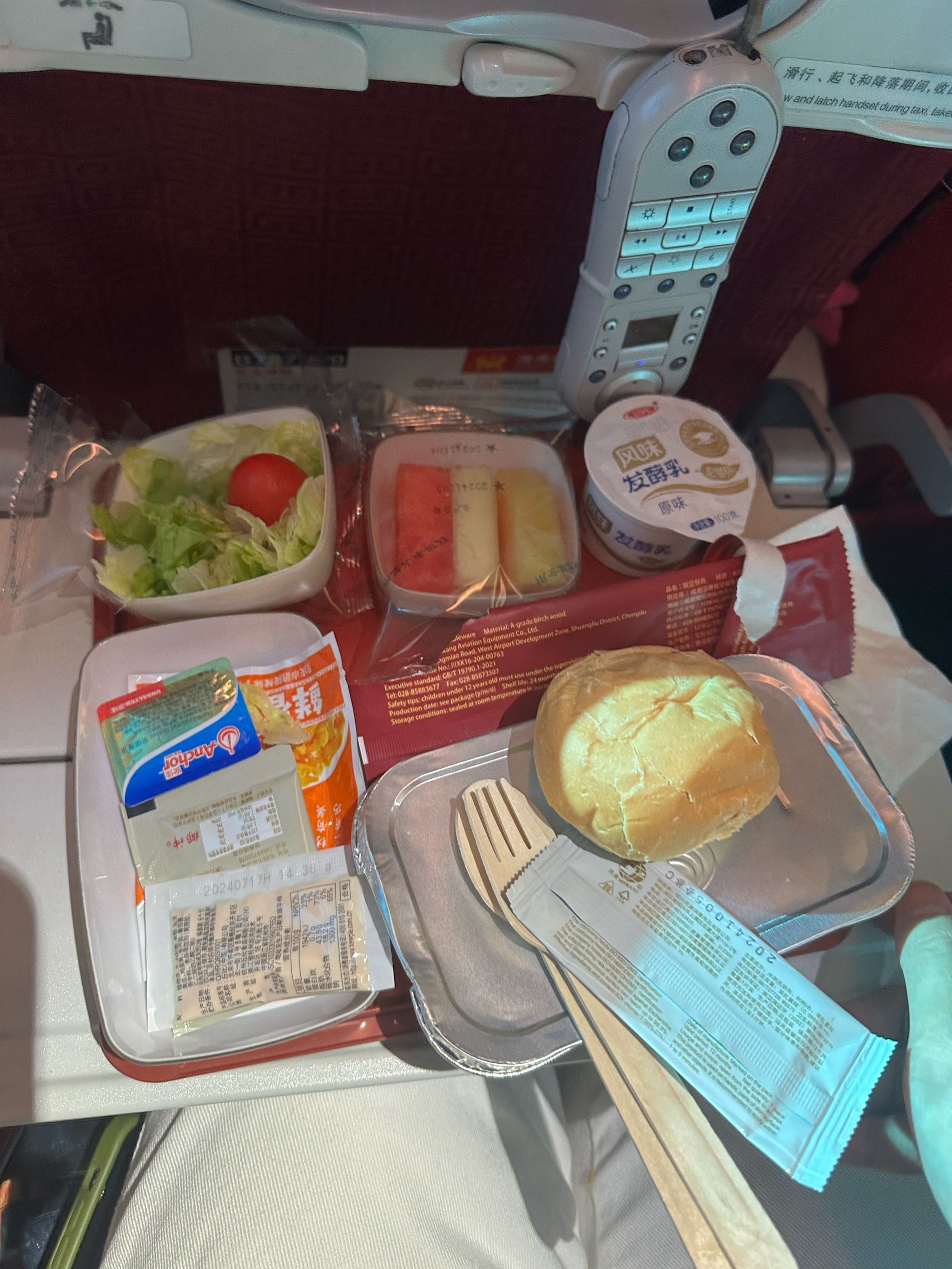 一大早赶飞机没想到海航的飞机太失望了
小桌板特别不平 分餐往下滑