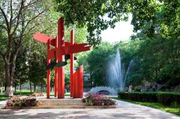 学校成立的时间比较久远了,老校区在三好街,随着学校的发展现在增加到