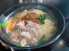 -鸿浩扒猪脚米线