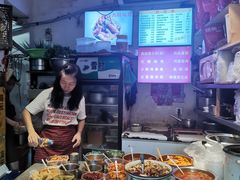 -爆炸头阿姨小四川正宗川味小吃(无任何分店)