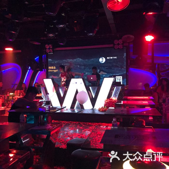 蜂王酒吧