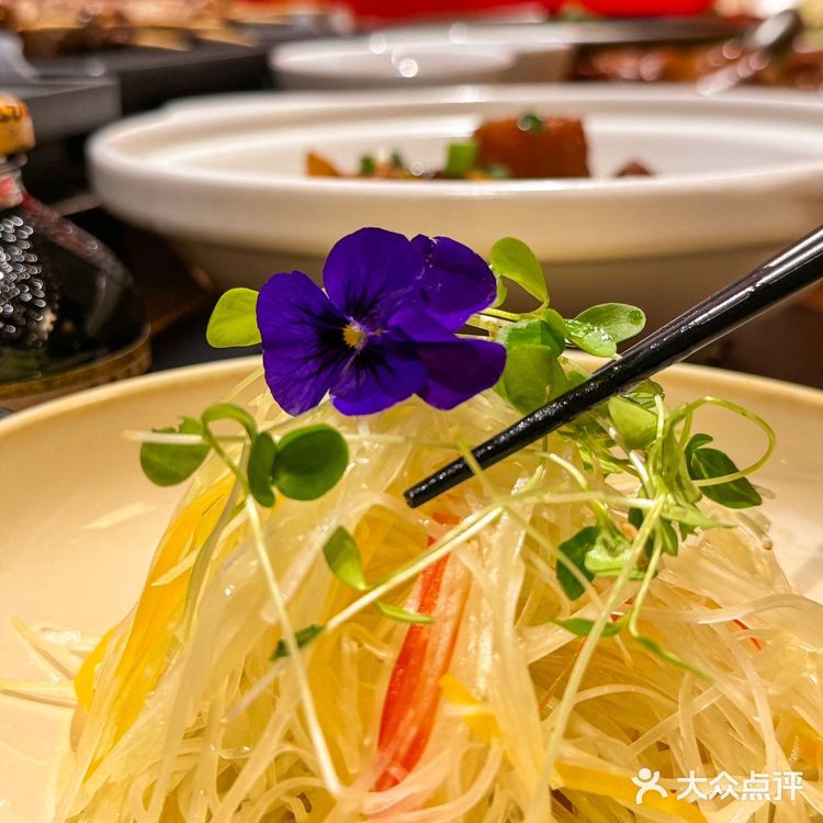 ️朝阳门新开了一家特色融合菜，中午领导请客