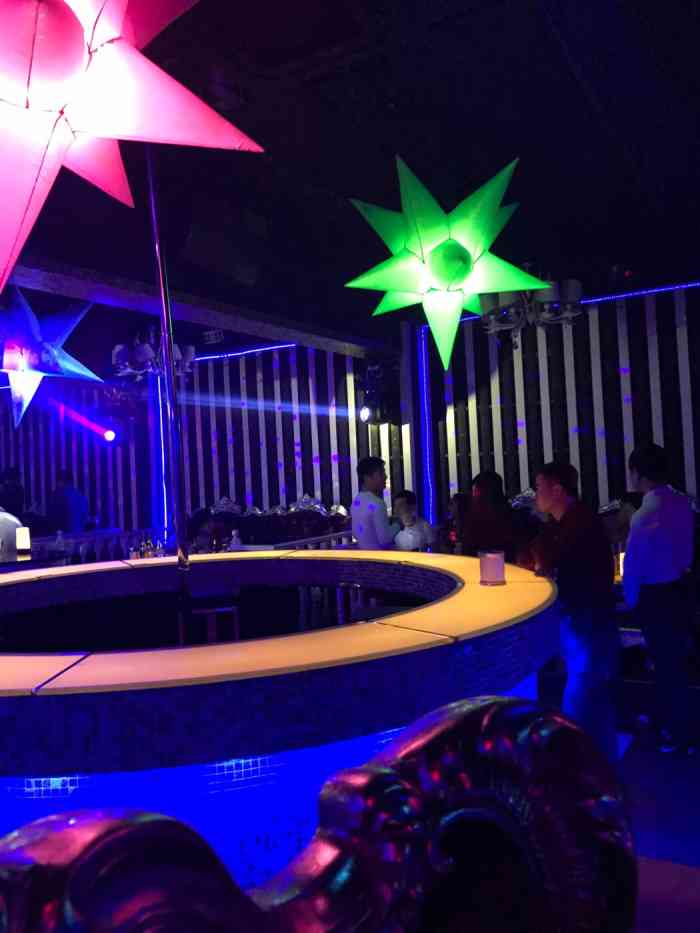 陌陌酒吧(西溪路店)-"目前人气不高,祝生意兴隆起来,一起嗨起来.