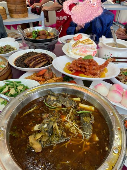 吃席的时候去的当天很多人好几家一起办有点杂乱一