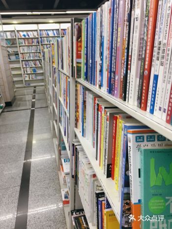 商品评价： 总共5层都是各种各样的书，一般的都可以翻