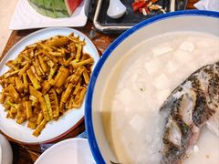 鲫鱼豆腐汤-盐官日光域房车营地·有盐餐厅