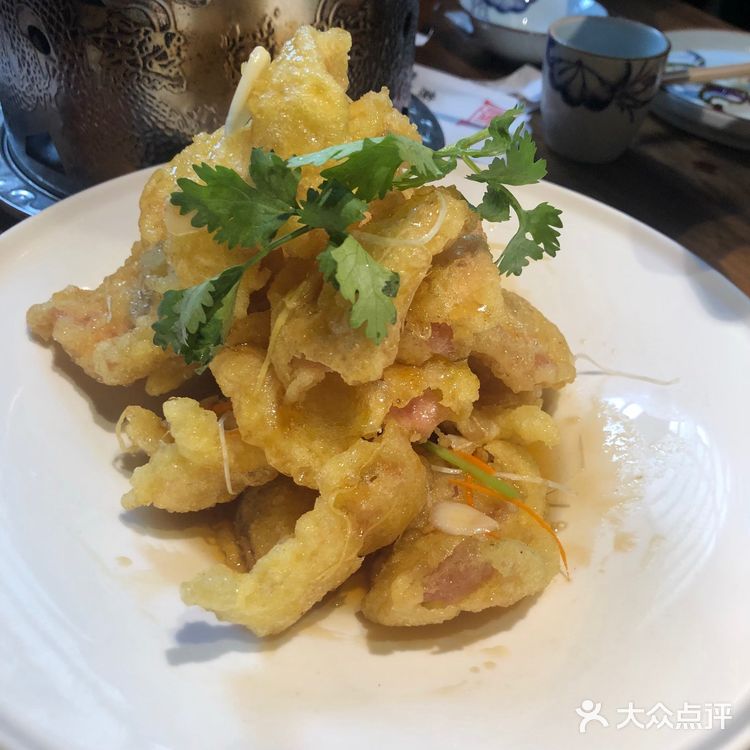 我们四个人点了一桌子菜，事实证明烧鸽子的菜量可以