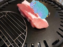 刚上烤盘的五花肉-401餐厅(弘大店)