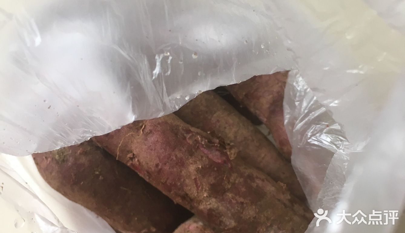 切块备用，锅中倒入冷水，把紫薯放在锅里面蒸熟