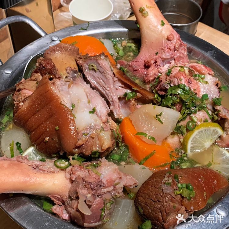 珠海这家巨巨巨好吃的泰式猪肘比拳头还大🔥火盆咔泰国MAMA面