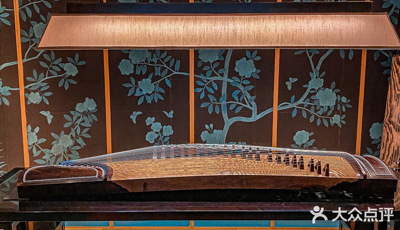 成都看展传统乐器yyds75炫光高端古筝展