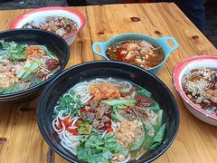-爆炸头阿姨小四川正宗川味小吃(无任何分店)