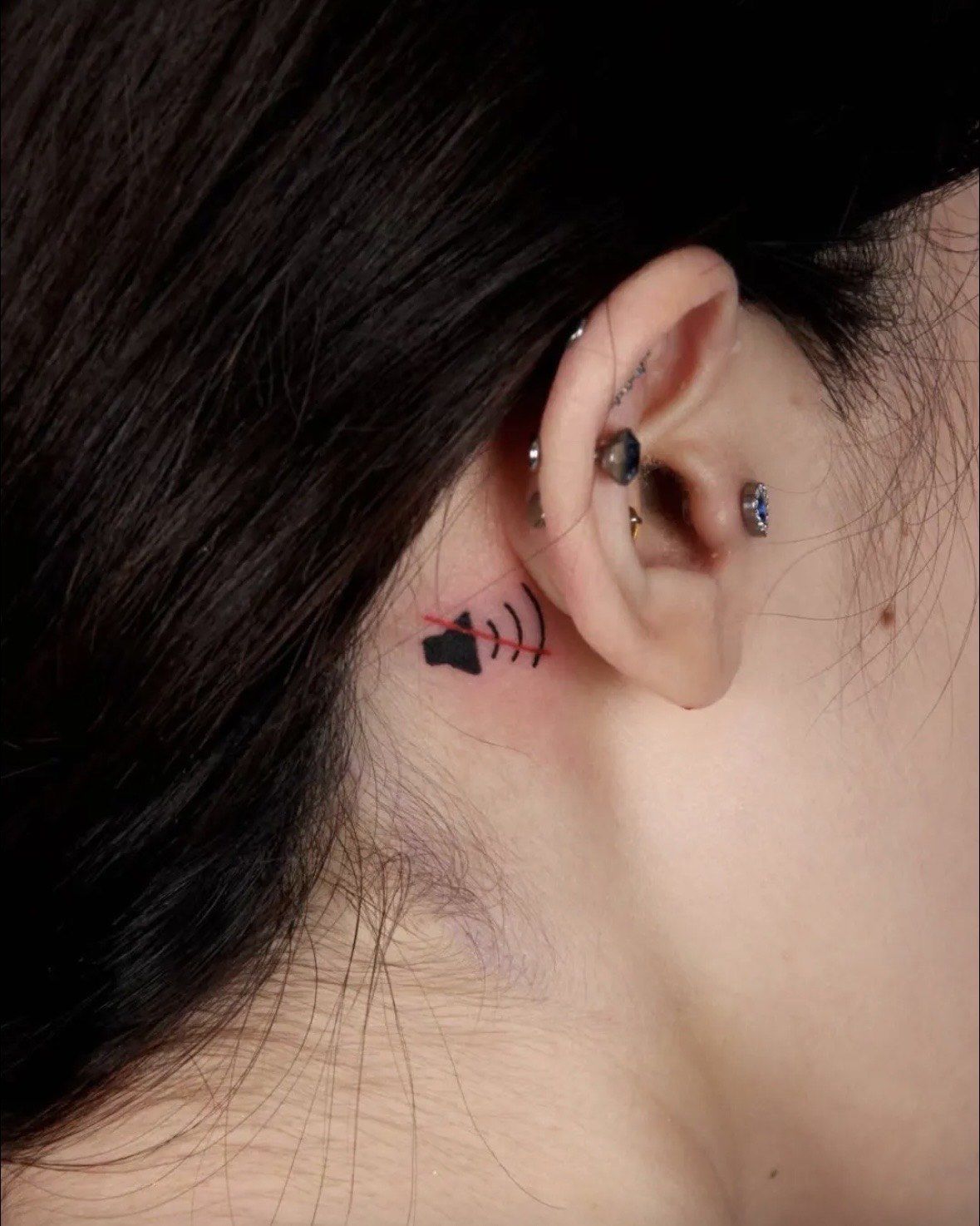 新纹身秀,蝴蝶轻落颈侧