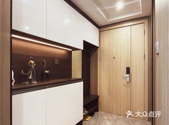 ▲入户有独立门厅，正好嵌入整墙玄关柜，高低错落设计