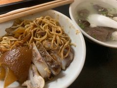 -松树干拌面店