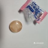 入口的感觉蜜桃味十足。随后就是熟悉的龙角散的味道