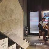 杯中風物匯成灰色的詩，塵世内，夜未央，別有風光。