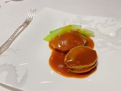 慢煮澳洲轻边鲍鱼配虾子柚皮-誉珑轩