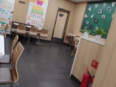 大堂-华莱士·全鸡汉堡(济南大明湖店)