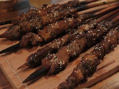 红柳羊肉串-阿里家·新疆烤肉酒場 by MIG