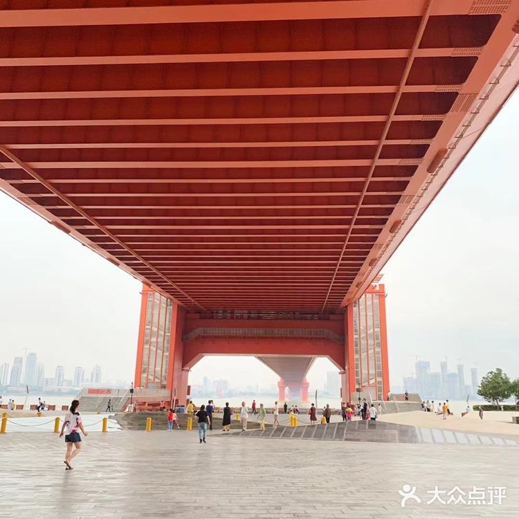 武汉市民休闲好去处，还有雄伟壮观的鹦鹉洲长江大桥