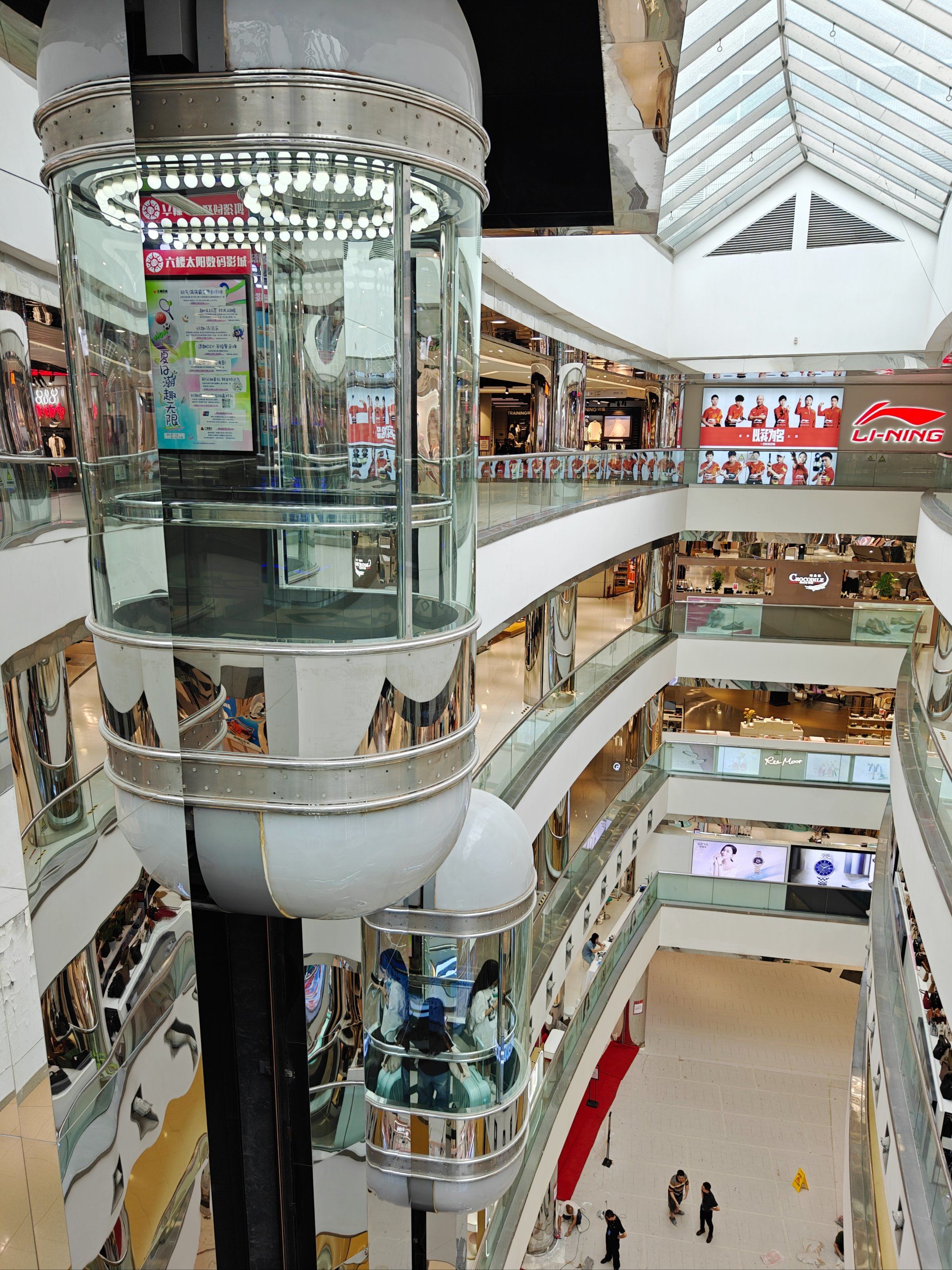 一切都井井有条
这就是东门的老字号商场「太阳百货」

虽说开