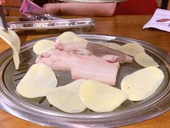 厚切猪肉-·缸桶屋·韩式牛肋条自助烤肉(西湖D11店)
